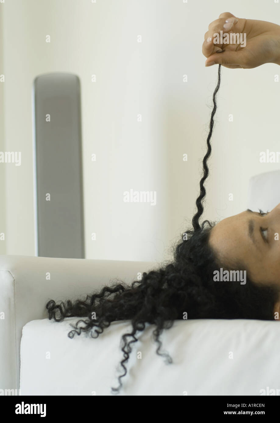 Woman pulling mèche de cheveux Banque D'Images