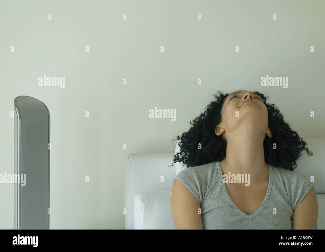 Woman looking up Banque D'Images