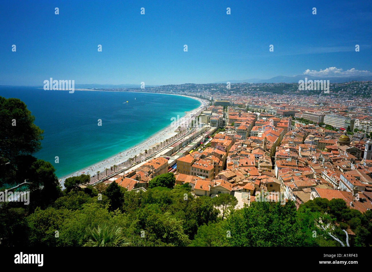 Le triangle de la vieille ville de Nice avec la ville derrière vous et