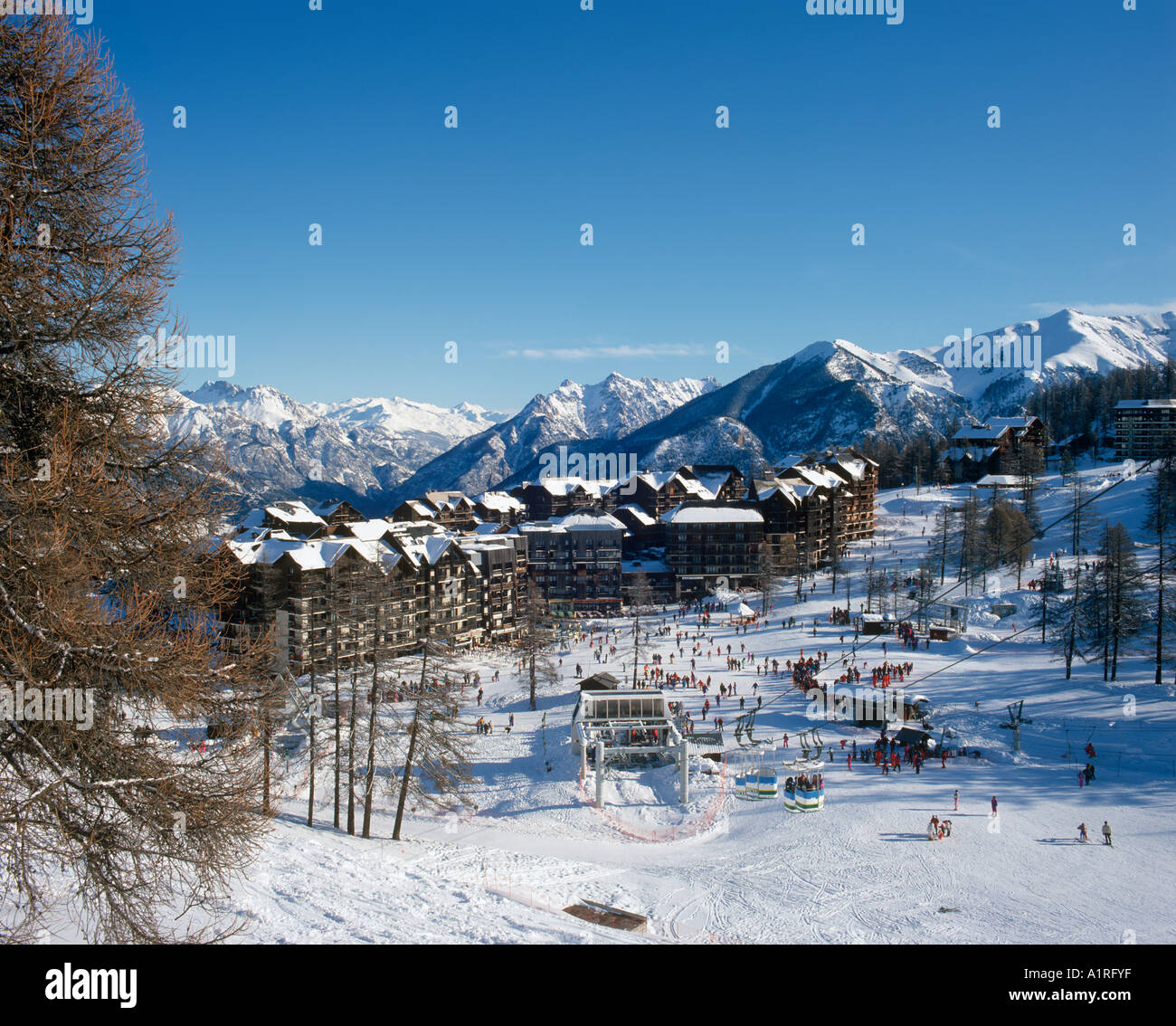 Vue vers le bas au centre de la station des pistes de ski, Risoul, Hautes Alpes, Alpes, France Banque D'Images