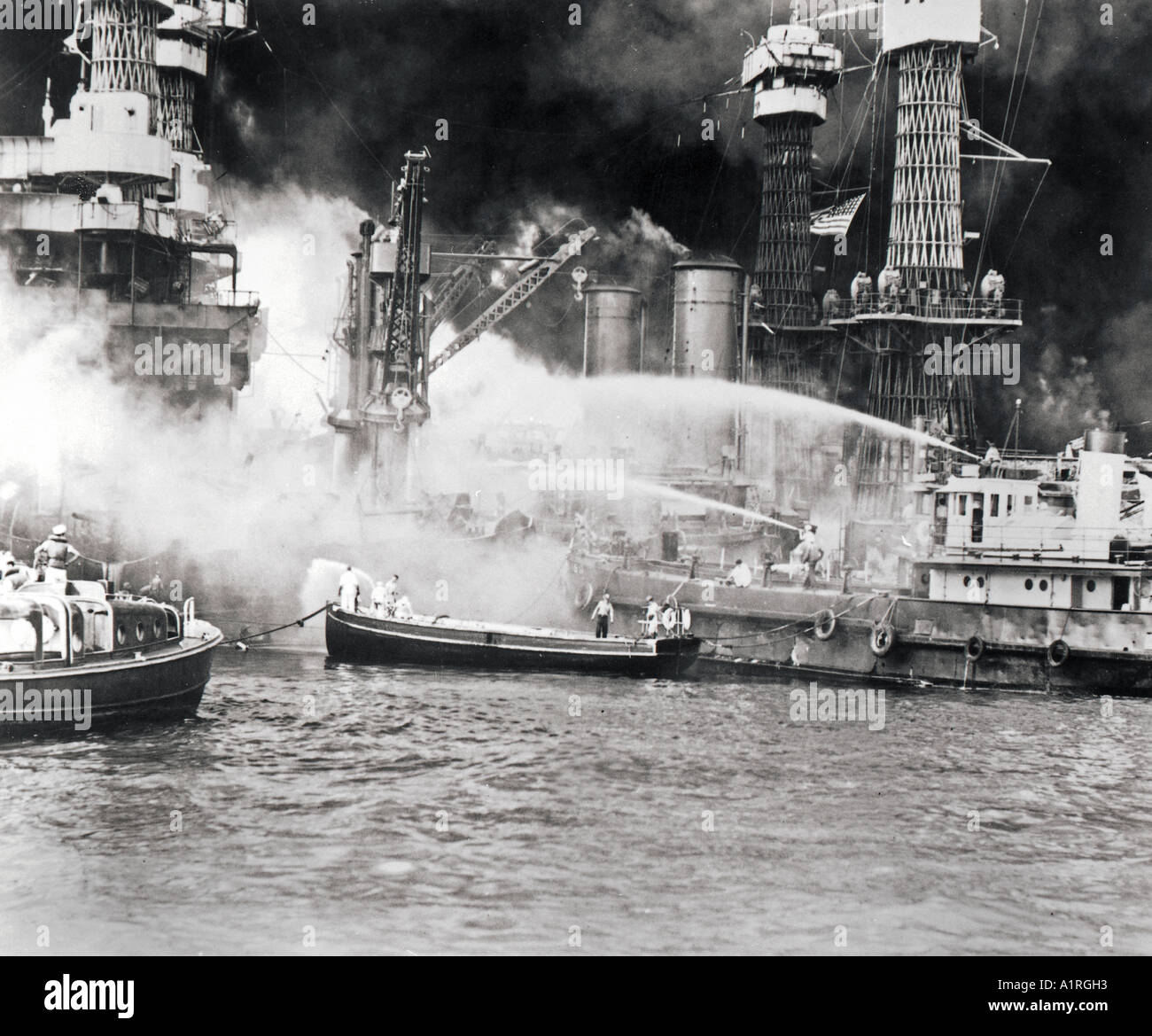 Pearl Harbor pris par surprise lors de l'attaque aérienne japonaise USS WEST VIRGINIA en flammes Le 7 décembre 1941 Banque D'Images