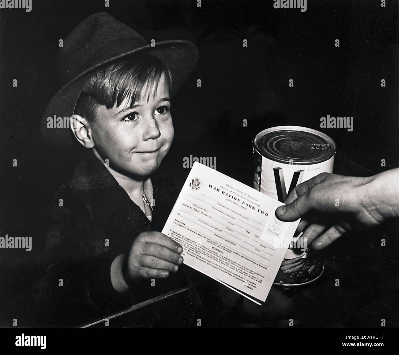 Enfant avec un livre de rations de guerre Banque D'Images