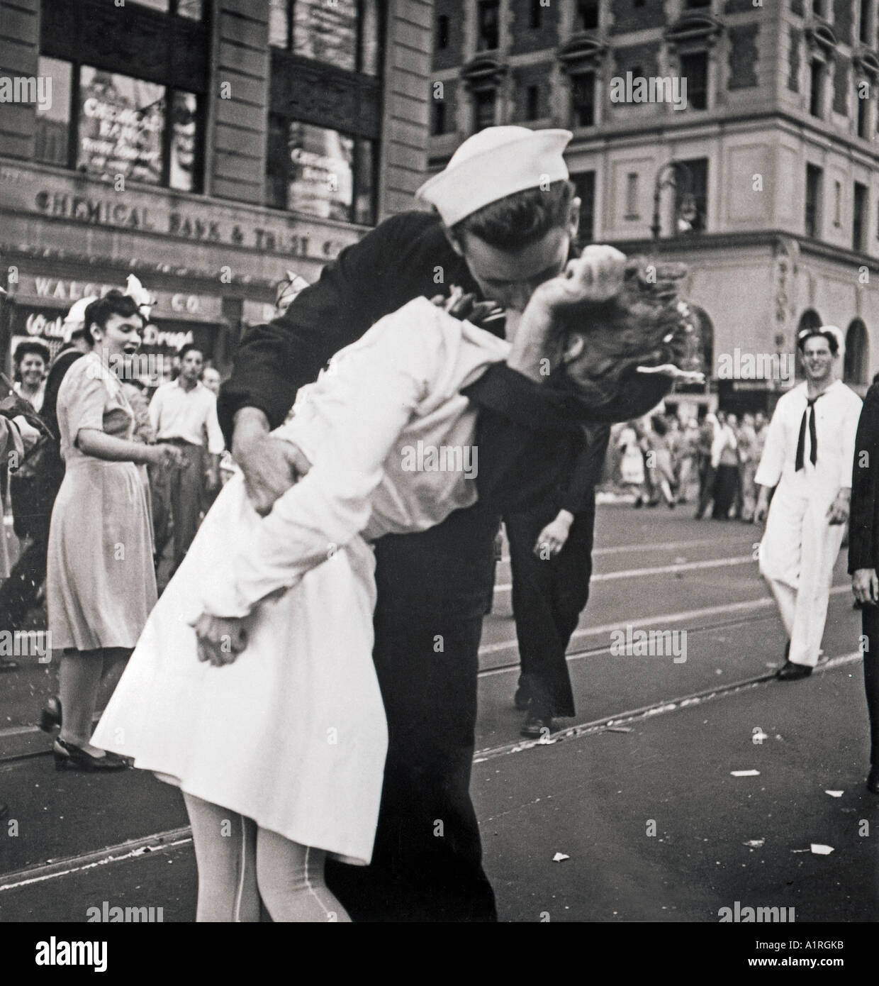 Le fameux baiser à New York City Times Square le 15 août 1945 quand le Japon a annoncé sa reddition sans conditions Banque D'Images