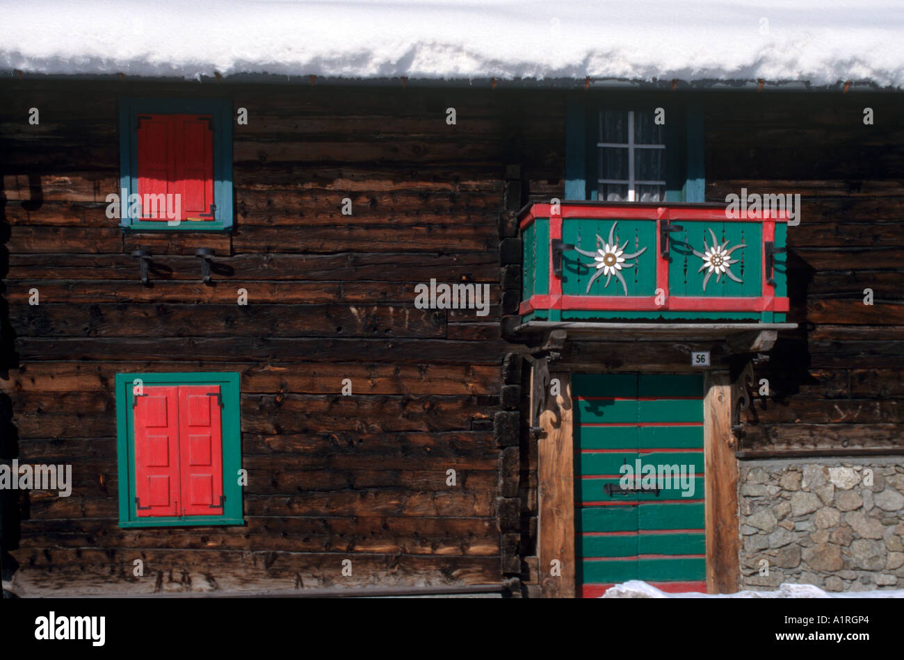 Maison traditionnelle en bois, Livigno, Alpes italiennes, Italie Banque D'Images