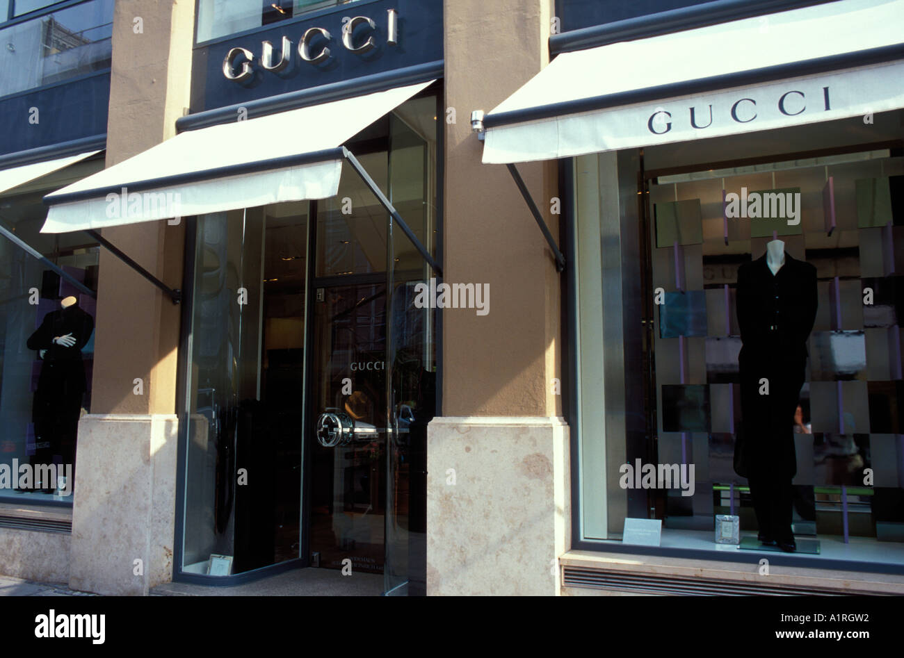 Boutique Gucci à la rue Maximilianstrasse Bavière Munich Allemagne Photo  Stock - Alamy