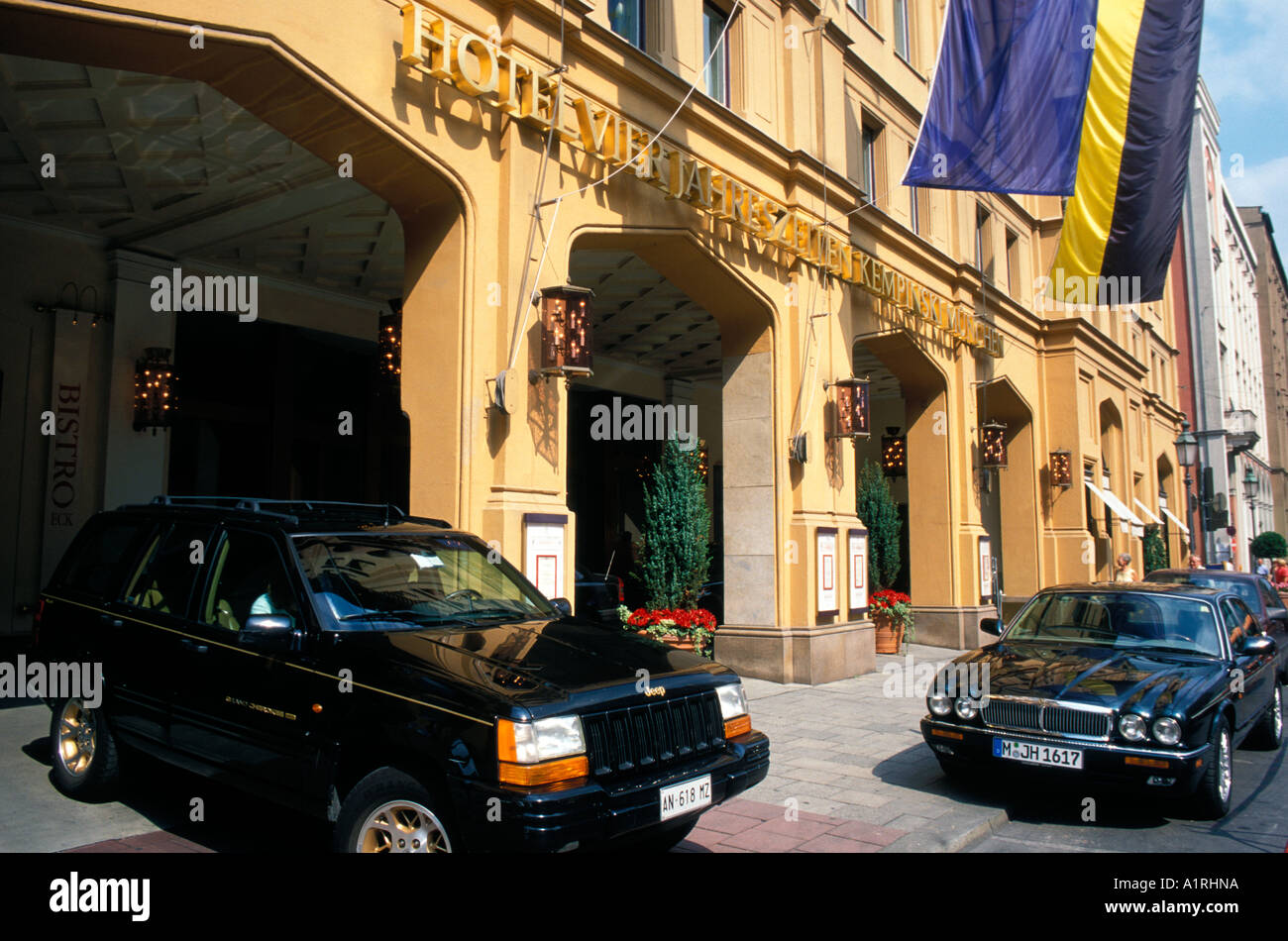 Voitures de luxe en face de l'hôtel Vier Jahreszeiten Kempinski Munich Bavaria Allemagne Banque D'Images