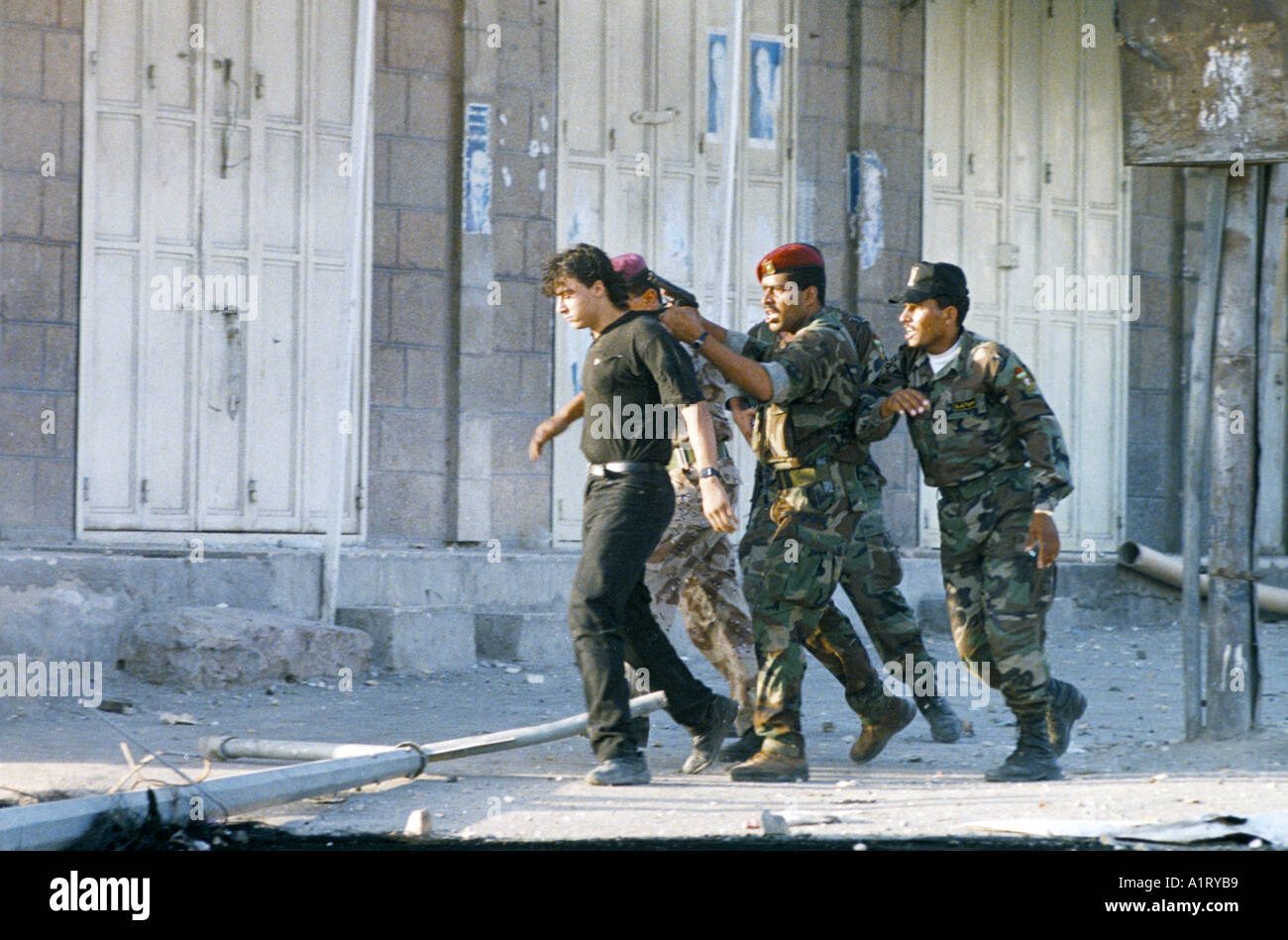 Conflit israélo-palestinien l'arrestation de la police palestinienne de Bethléem lanceur de pierres palestiniens Banque D'Images