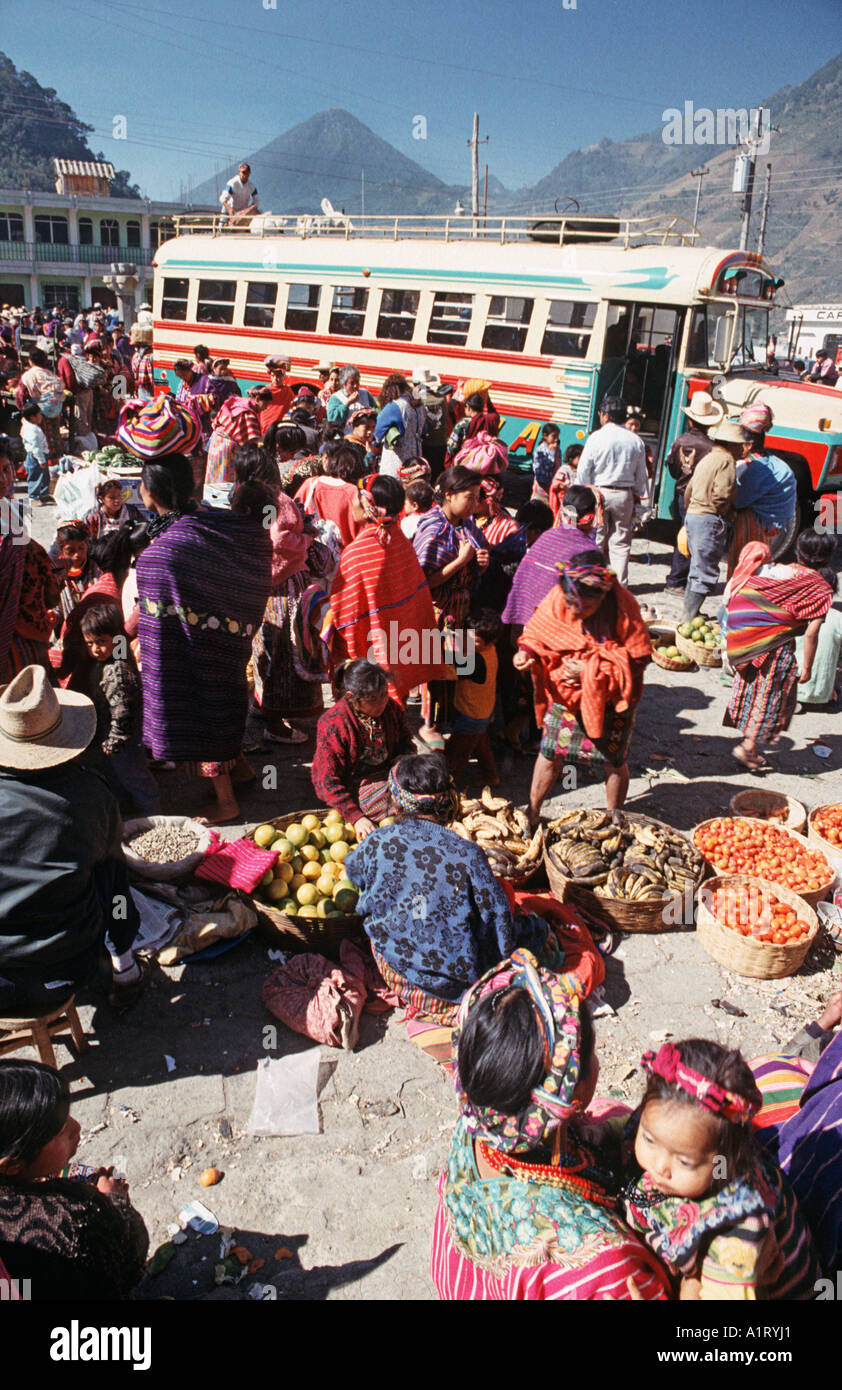 Scène de marché bondé avec en arrière-plan de bus à Zunil ville Guatemala Amérique Centrale Banque D'Images