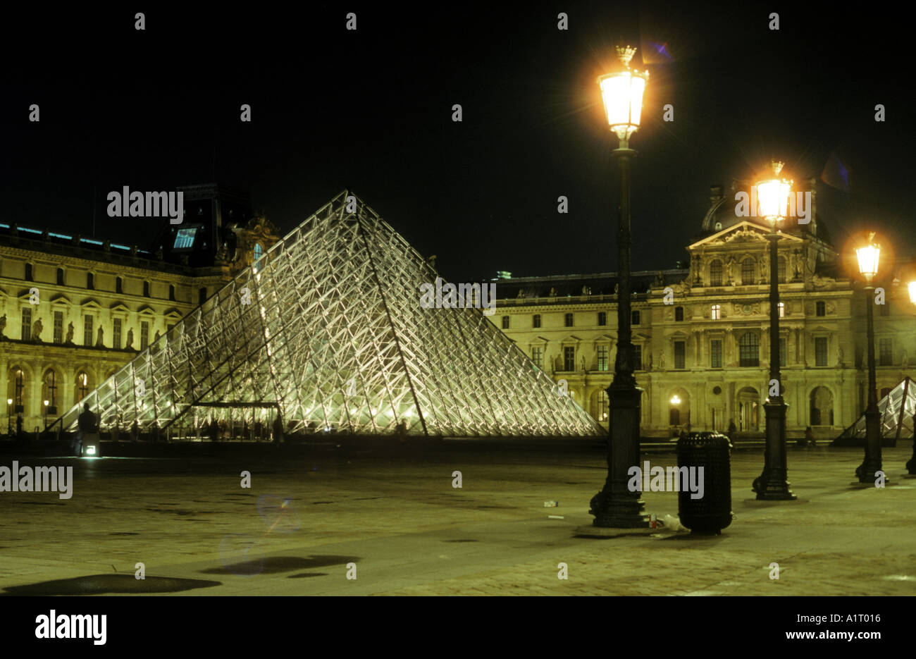 La pyramide du Louvre de nuit Banque D'Images