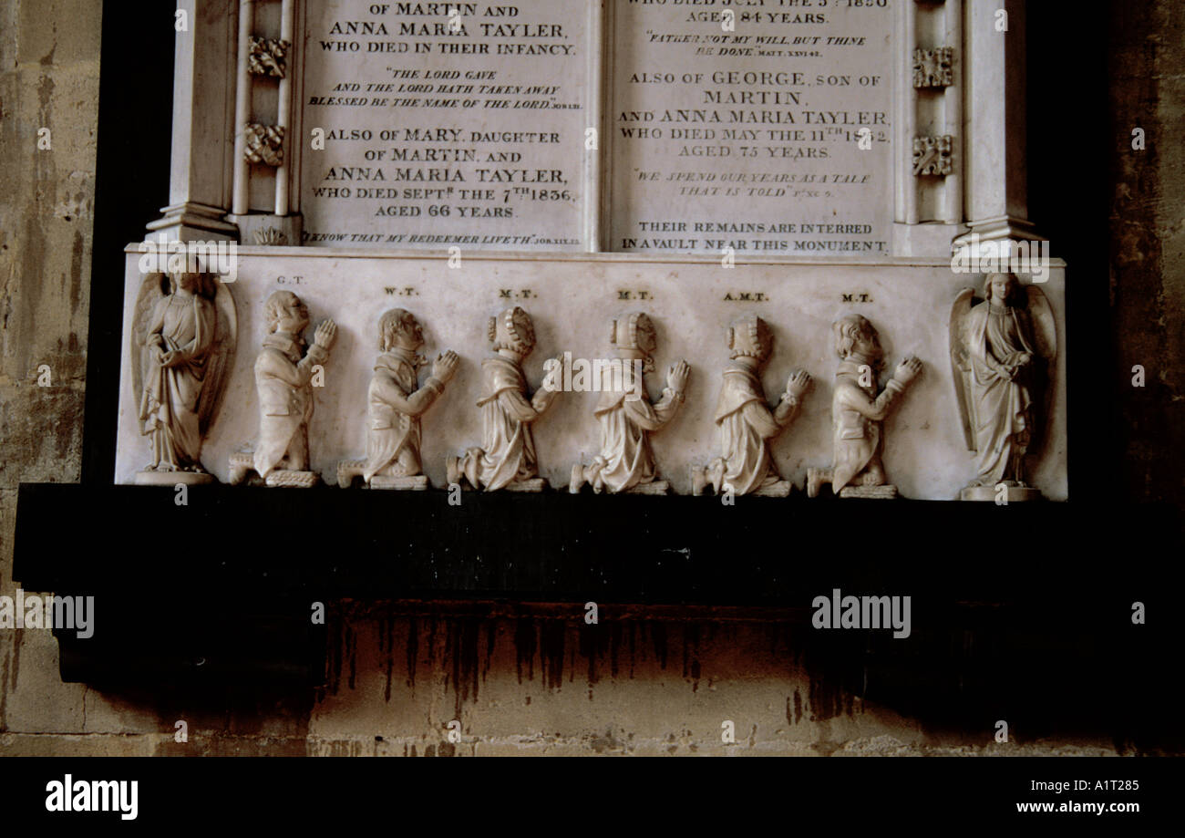 Edington Wiltshire Angleterre Priory Church of Saint Mary Saint Katharine et tous les Saints Taylor Monument avec enfants priant Banque D'Images