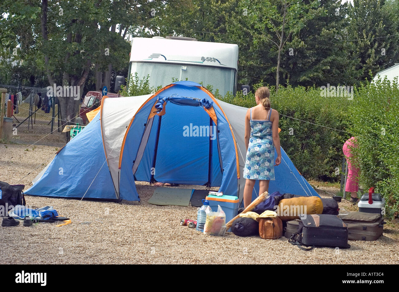 Camping en France, Paris touristes Camp en Bois du Boulogne Tentes teen  girl Mise en place arrière, dans l'Habillement Photo Stock - Alamy