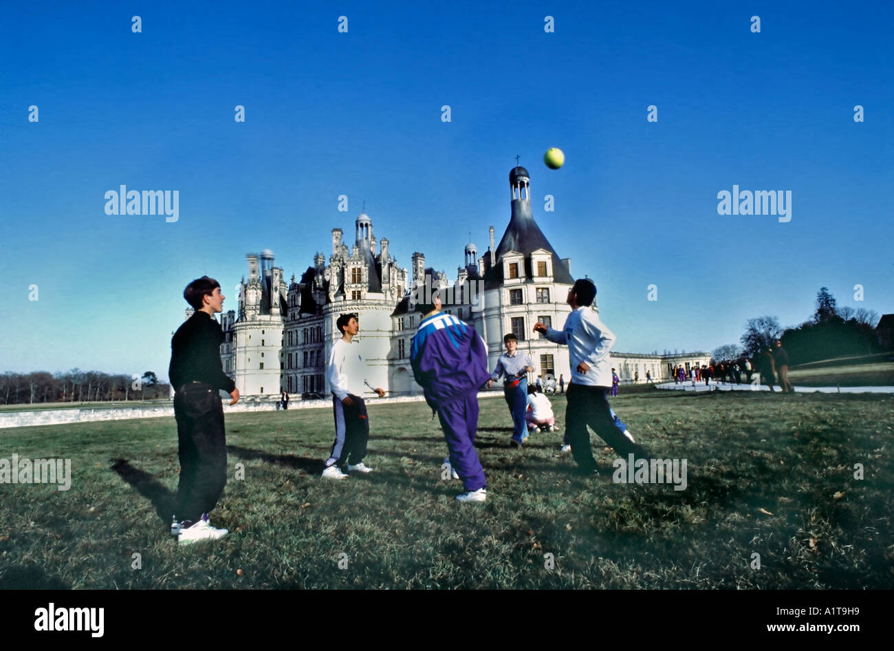 CHAMBORD, FRANCE, LOIRE VALLEY Group adolescents masculins jouant avec le ballon de football au château de Chambord garçons, adolescents à l'extérieur Banque D'Images