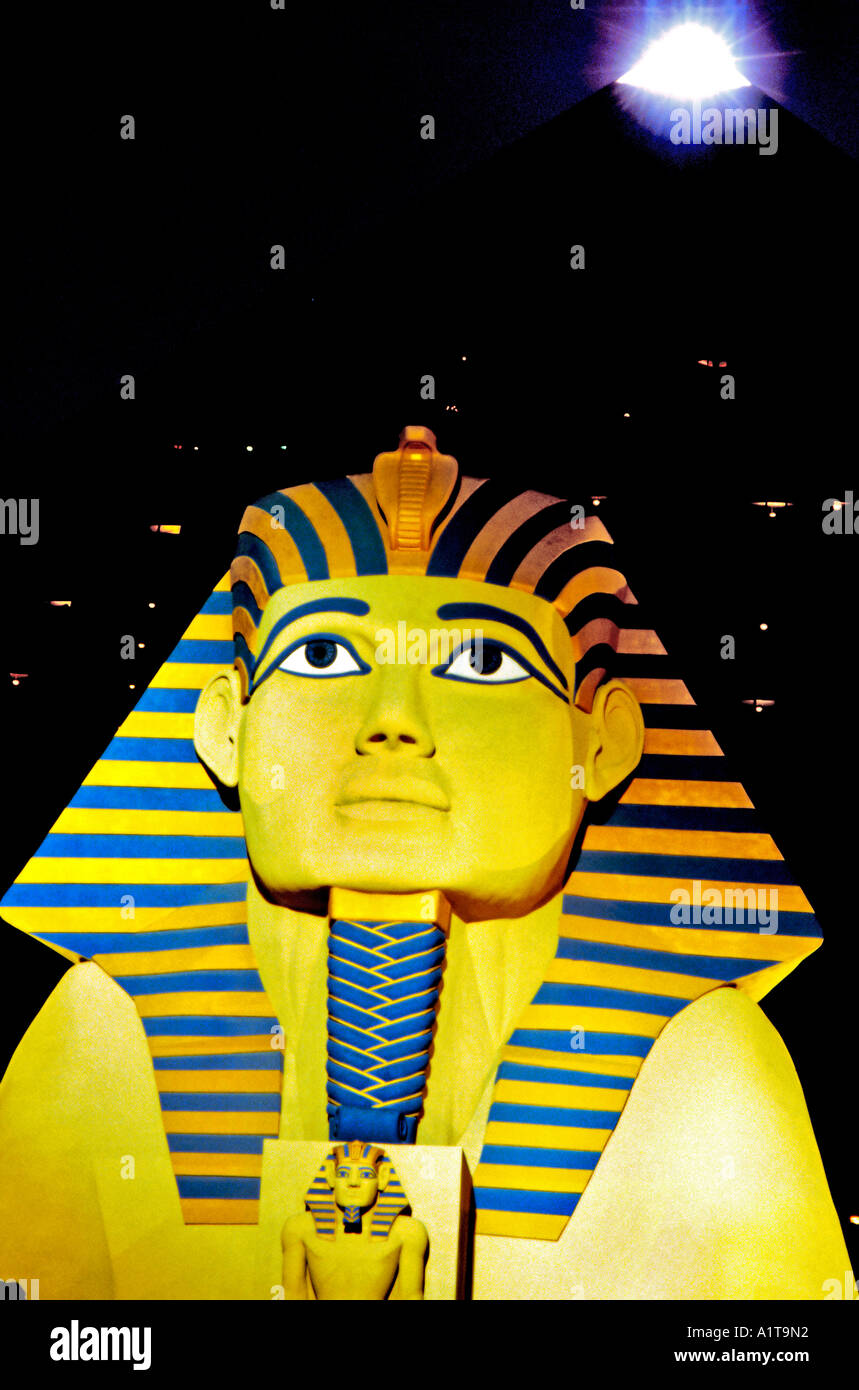 Las Vegas, Nevada, États-Unis, 'Luxor Hotel' Casino Sphinx la nuit thème égyptien 'King Tut' image, conception de bâtiments Banque D'Images