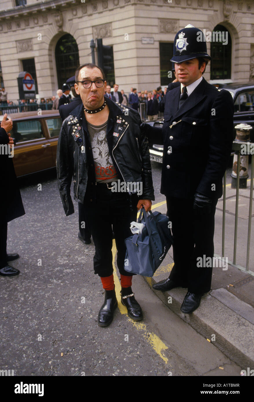 Stop the City Demo manifestation contre le capitalisme City of London Angleterre le 27 septembre 1984 1980 UK Punk arrêta un policier. HOMER SYKES Banque D'Images