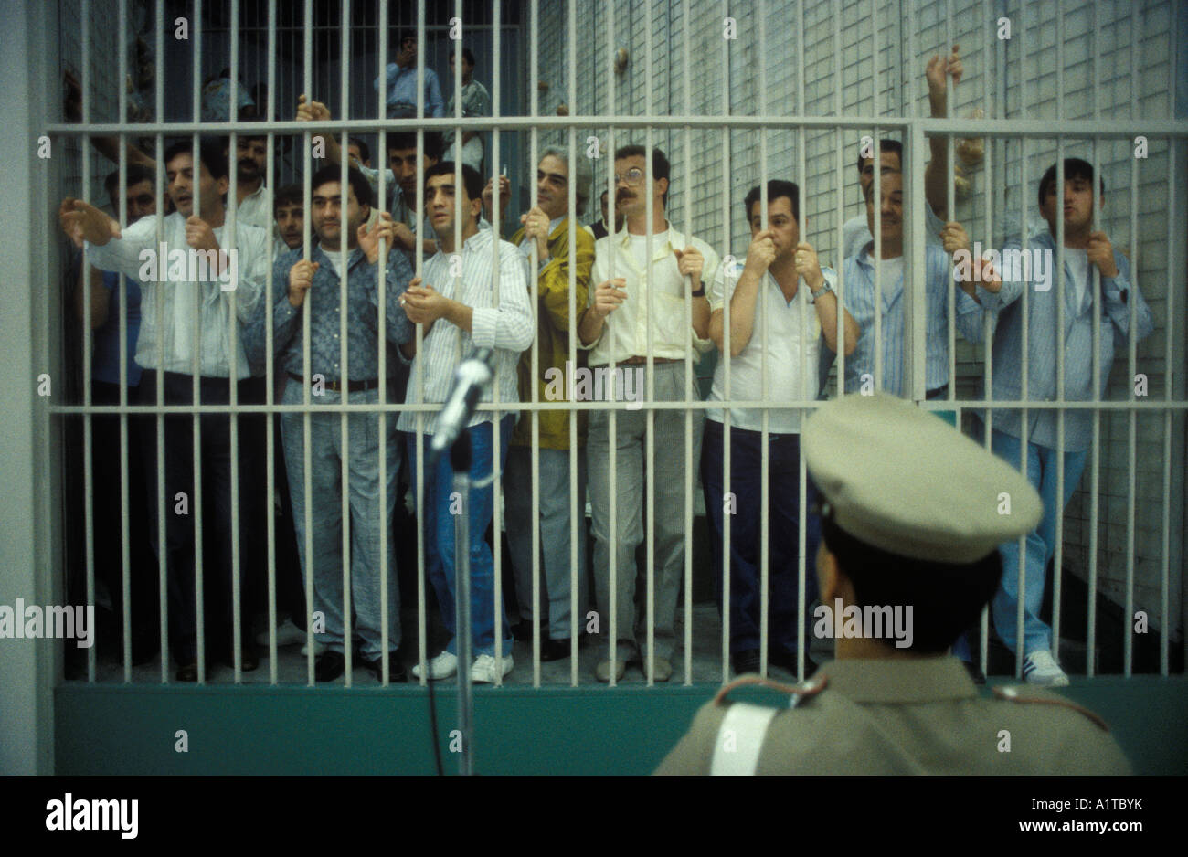 Camorra Mafia procès à Naples criminel derrière les barreaux, dans une aile de prison de haute sécurité spécialement construite Poggioreale prison Italie 1980s 80s 1985 HOMER SYKES Banque D'Images