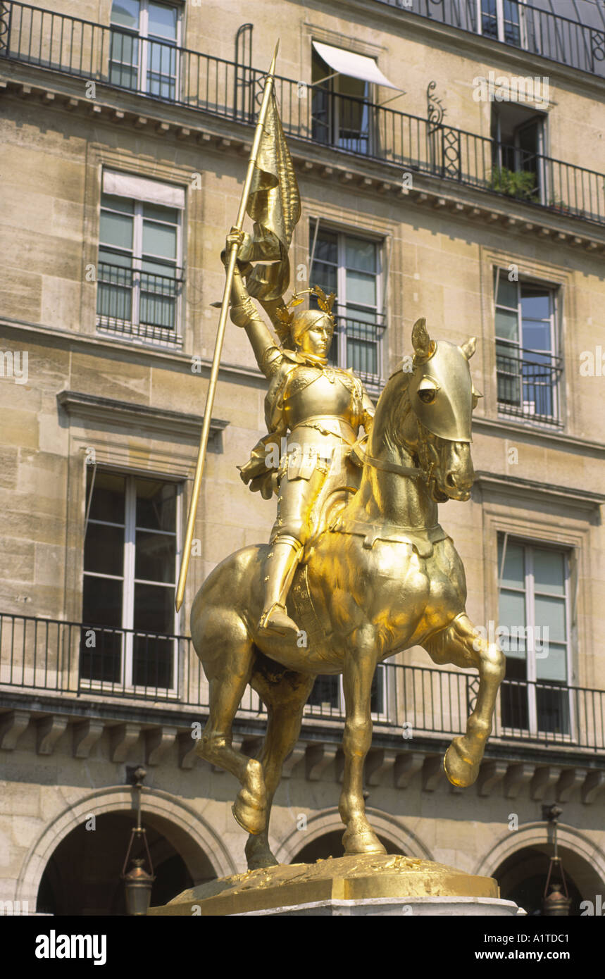Statue de Jeanne d'Arc, place des Pyramides Paris Banque D'Images