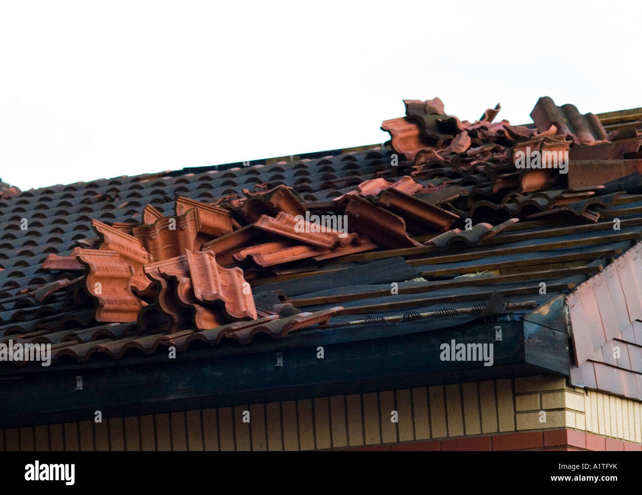Dommages à un toit de tuiles causés par des vents violents Banque D'Images