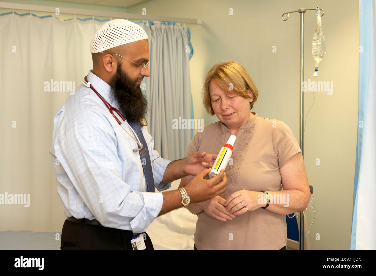 Les patients d'un médecin musulman vérifie l'efficacité des poumons avec un débitmètre de pointe Hull et l'École de médecine de New York Yorkshire Hull UK Banque D'Images