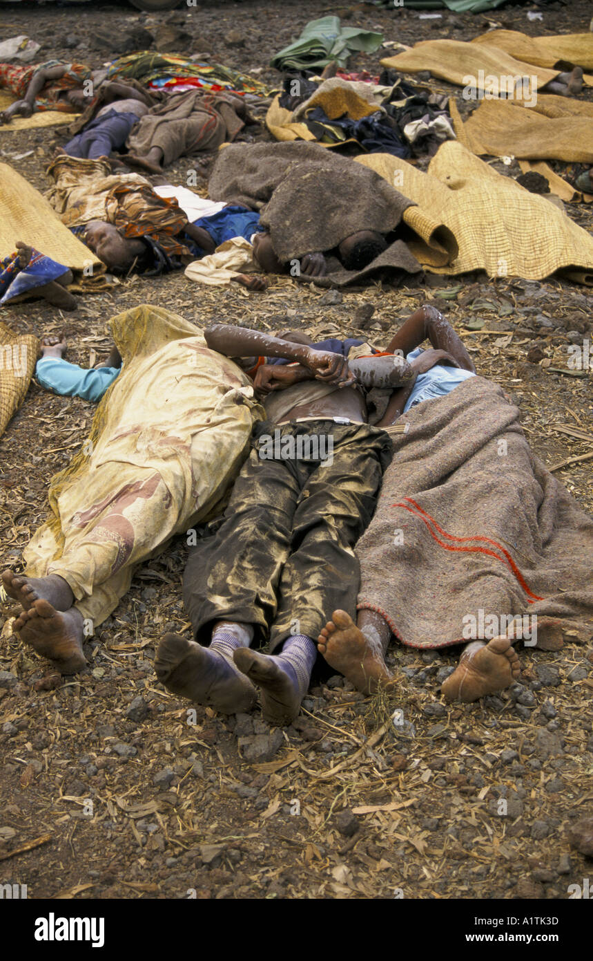 GOMA AU ZAÏRE des cadavres d'réfugiés rwandais du CAMP DE RÉFUGIÉS DE KIBUMBA JUILLET 1994 Banque D'Images