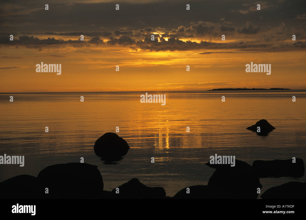 Coucher du soleil dans le parc national de Lahemaa le jour le plus long de l'année, le nord de l'Estonie Banque D'Images