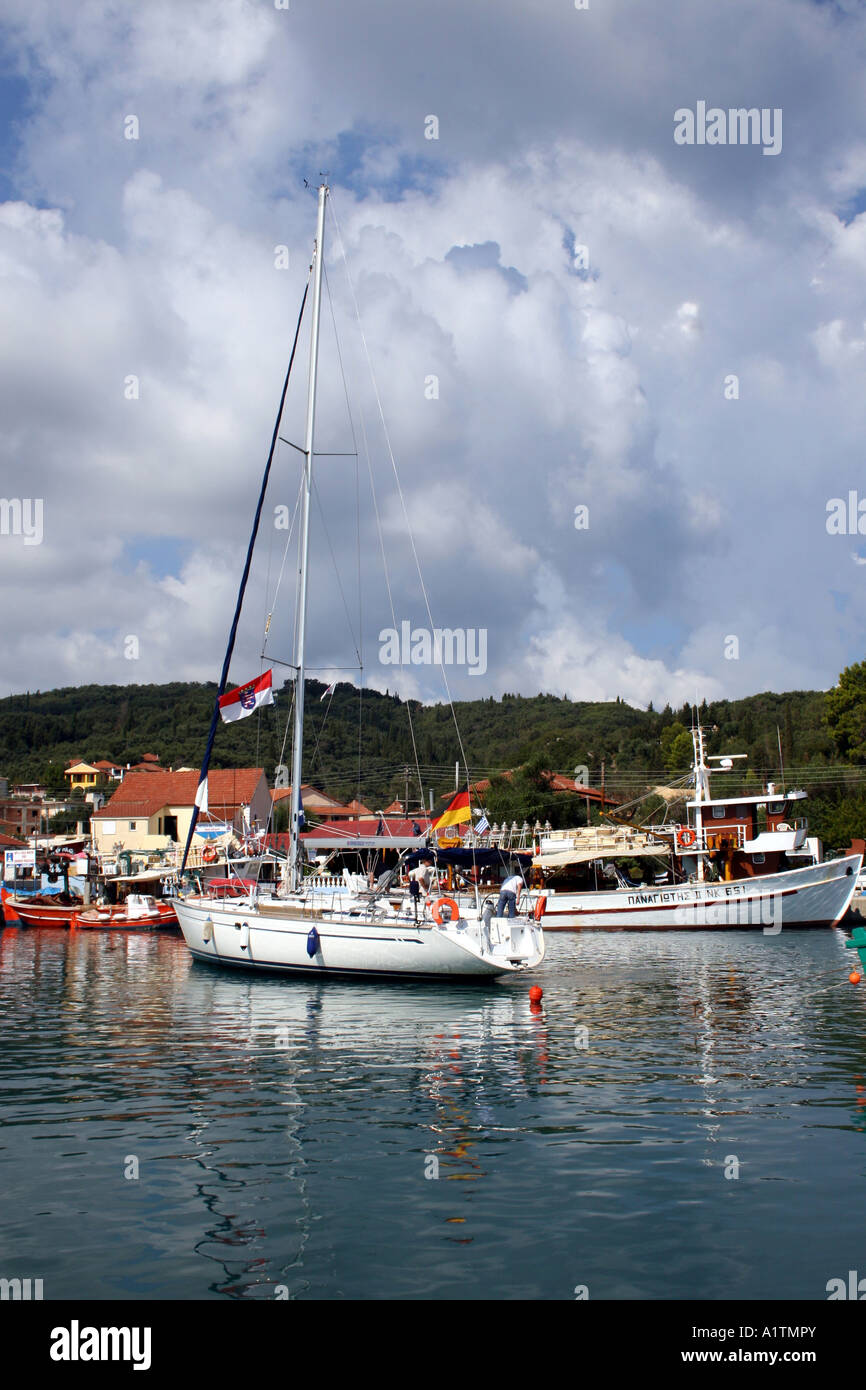 Un YACHT EN VISITE SE PRÉPARE À QUAI À PETRETI PORT. Corfou. Île grecque ionienne. L'EUROPE Banque D'Images