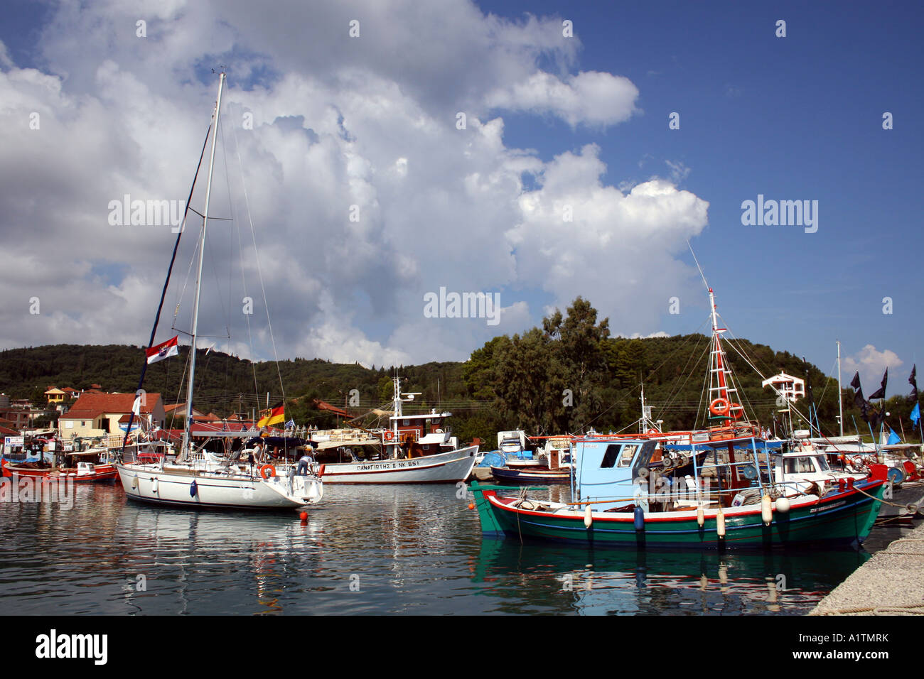 Un YACHT EN VISITE SE PRÉPARE À QUAI À PETRETI PORT. Corfou. Île grecque ionienne. L'EUROPE Banque D'Images