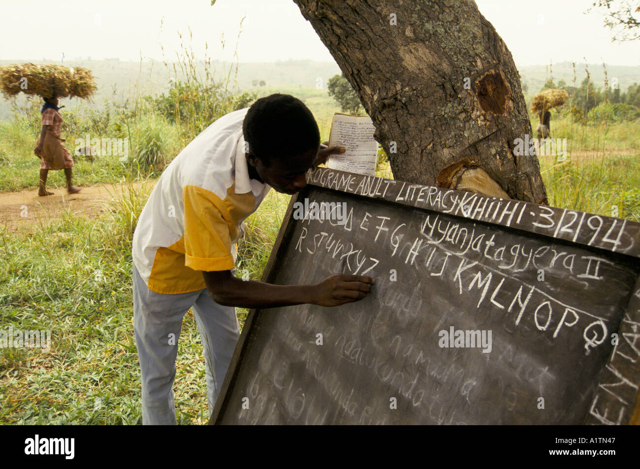 Leçon d'ALPHABÉTISATION DES ADULTES À MBARARA EN OUGANDA Banque D'Images