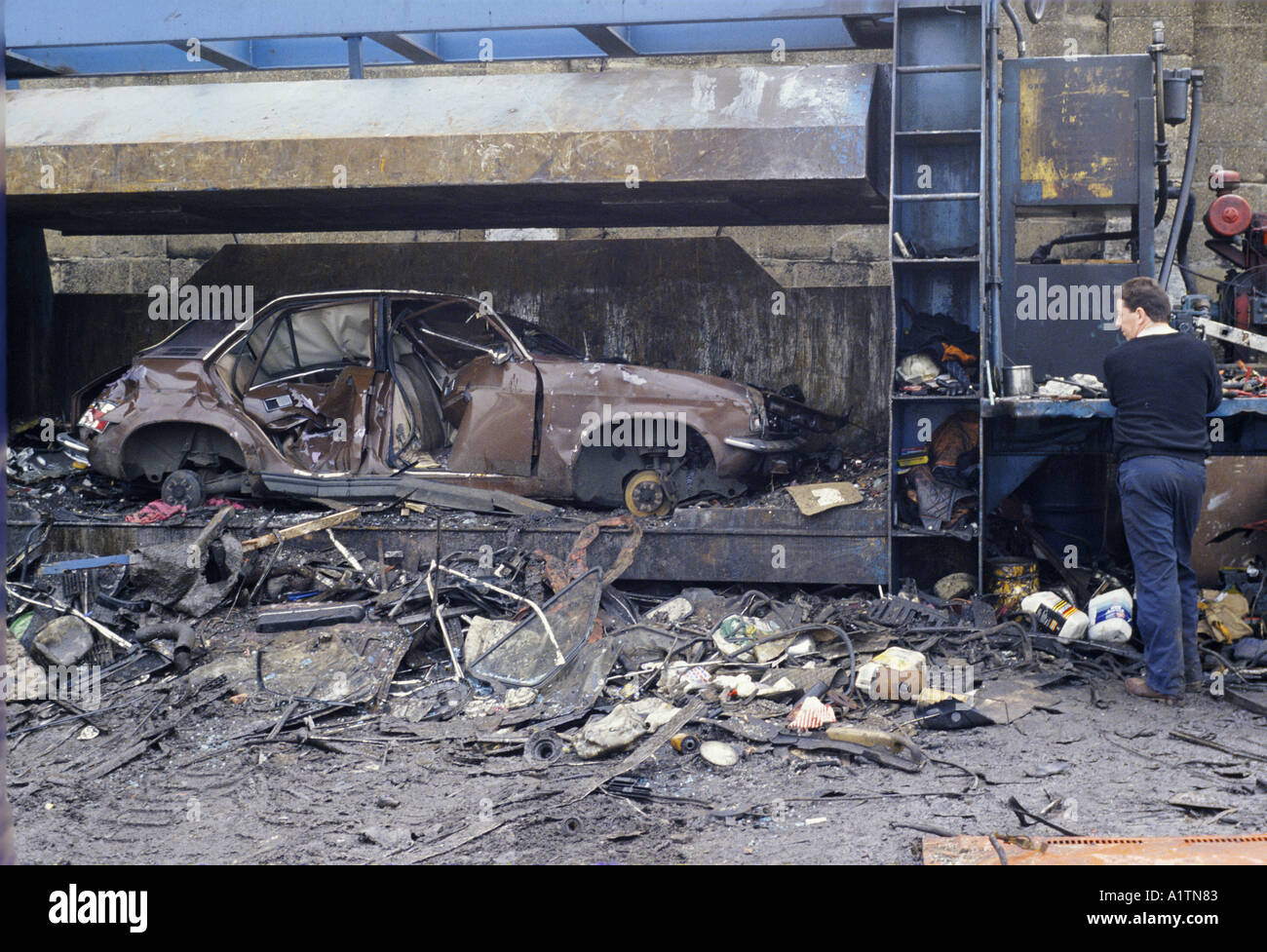 Recyclage ÉCOLOGIE CONCASSEUR DE VOITURE 1990 Banque D'Images