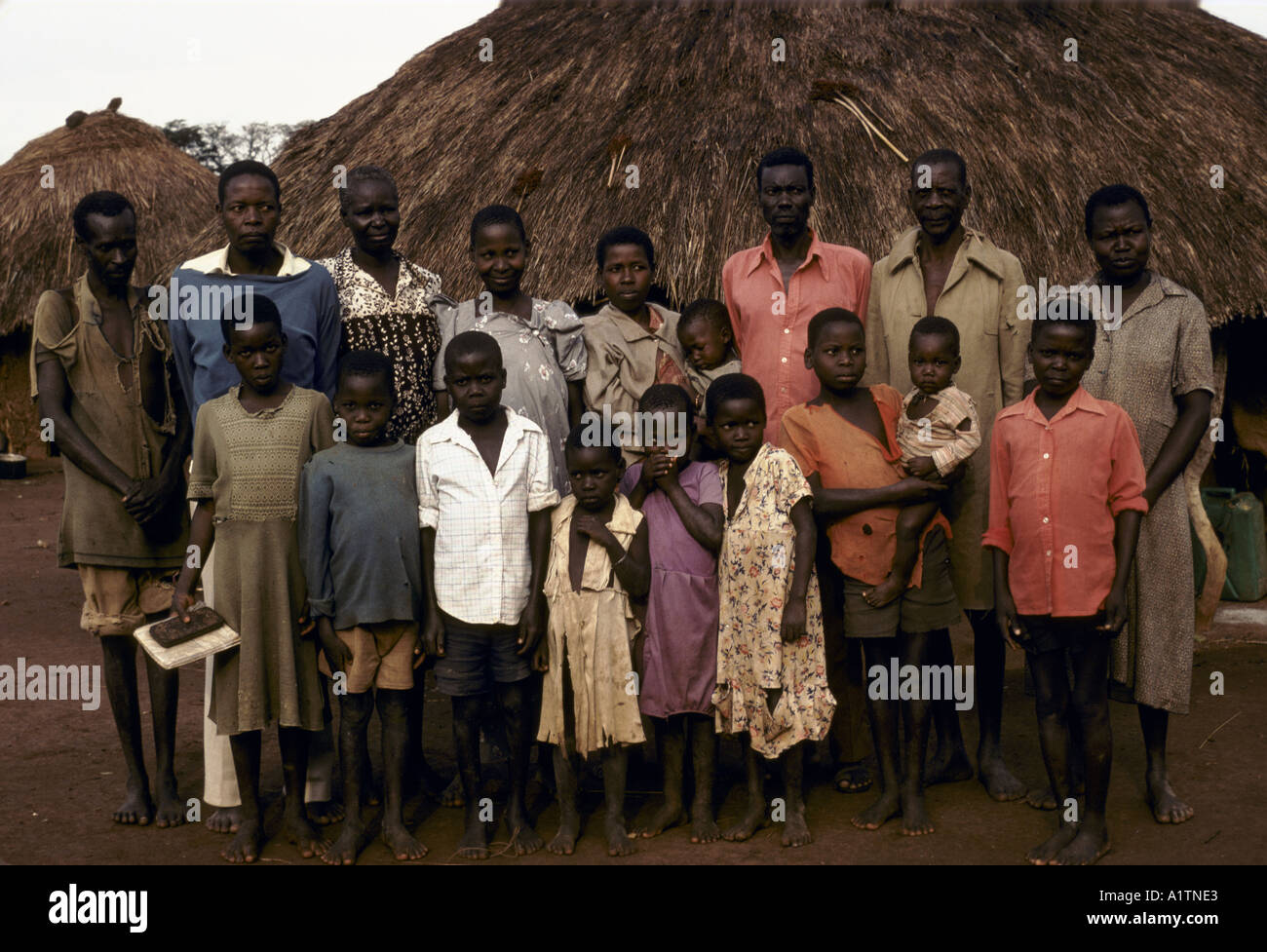 KUMI .SYLVESTER S FAMILLE Y COMPRIS SA FEMME 3 Banque D'Images