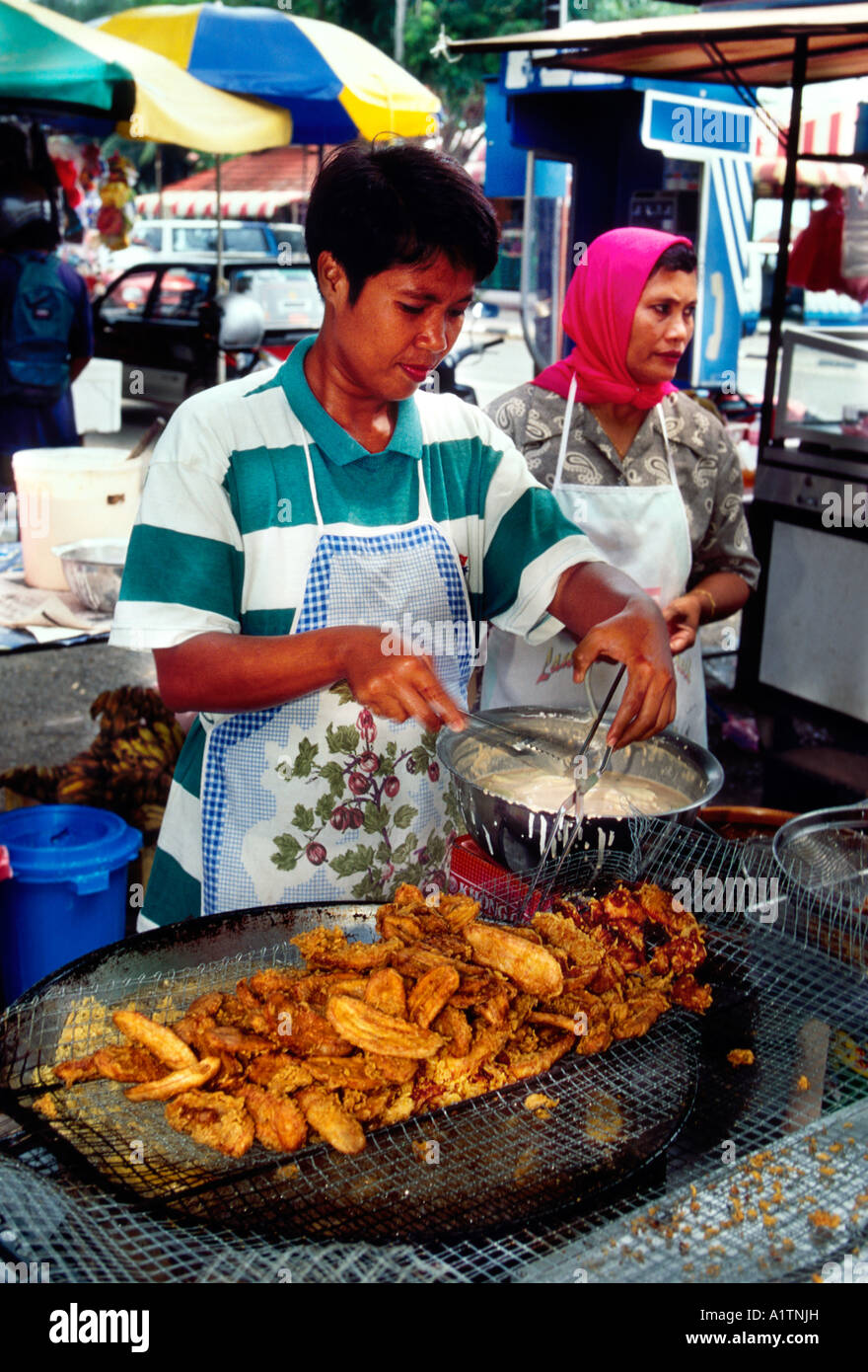 Femme de Malaisie, Malaysian Malay femme, femme adulte, de l'alimentation, du vendeur, du vendeur de vendre de la nourriture, de Kuah, l'île de Langkawi, Kedah, Malaisie, Asie de l'État Banque D'Images