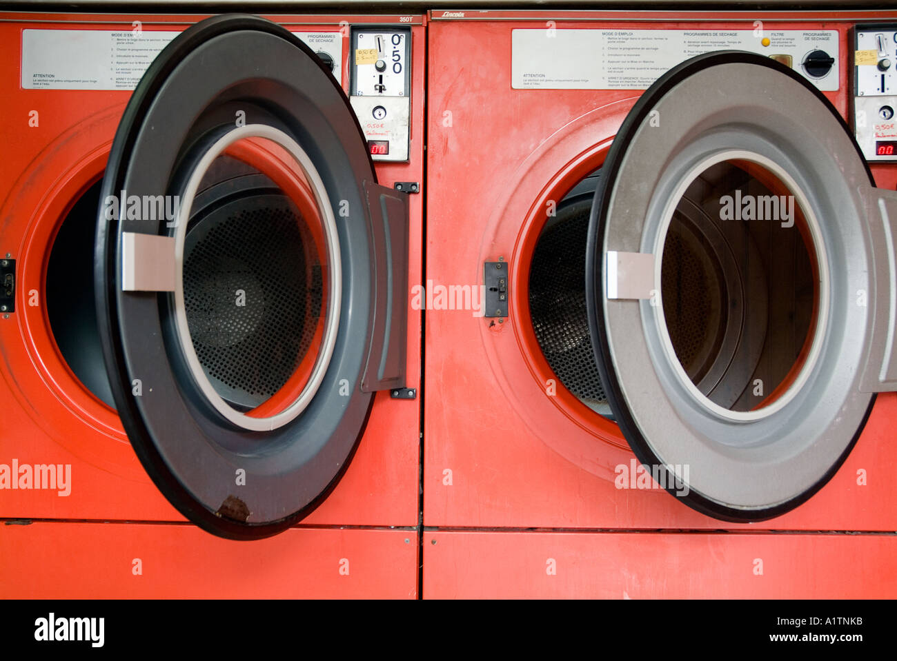 Lave-linge dans un lavoir public / laverie. Banque D'Images