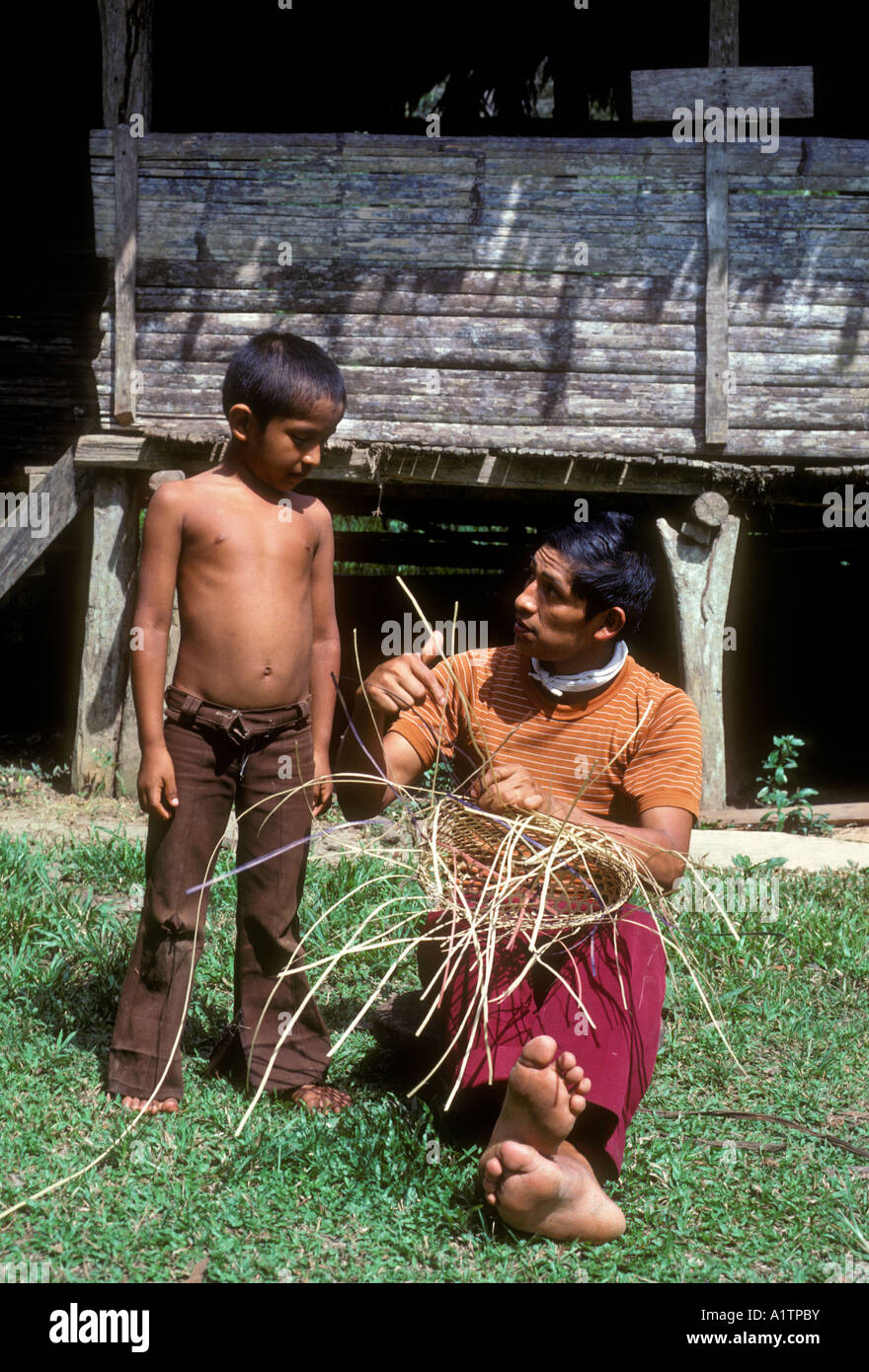 Les Indiens bribri, père et fils, vanneries, garçon apprendre à tisser, réserve autochtone de Talamanca, province de Limón, Costa Rica, Amérique Centrale Banque D'Images