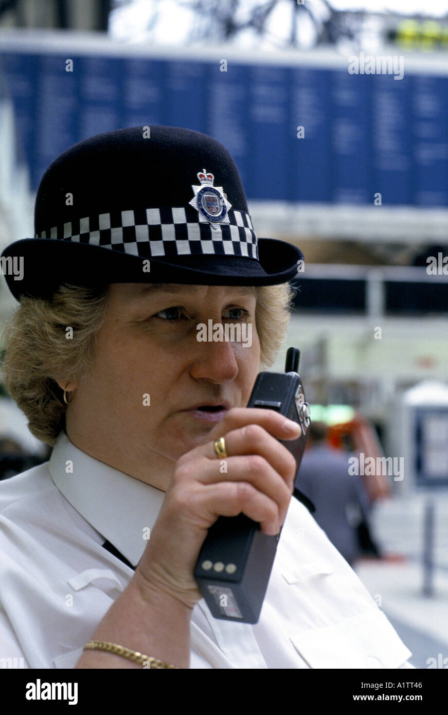 La POLICE BRITANNIQUE DES TRANSPORTS La gare de Liverpool Street PC SUE JAMES Banque D'Images