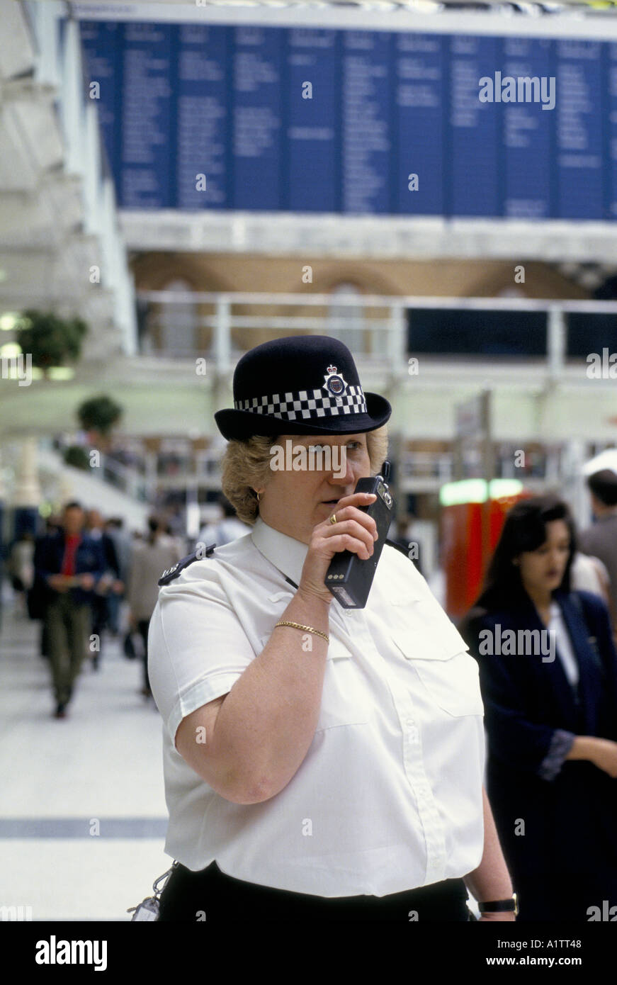La POLICE BRITANNIQUE DES TRANSPORTS La gare de Liverpool Street PC SUE JAMES Banque D'Images