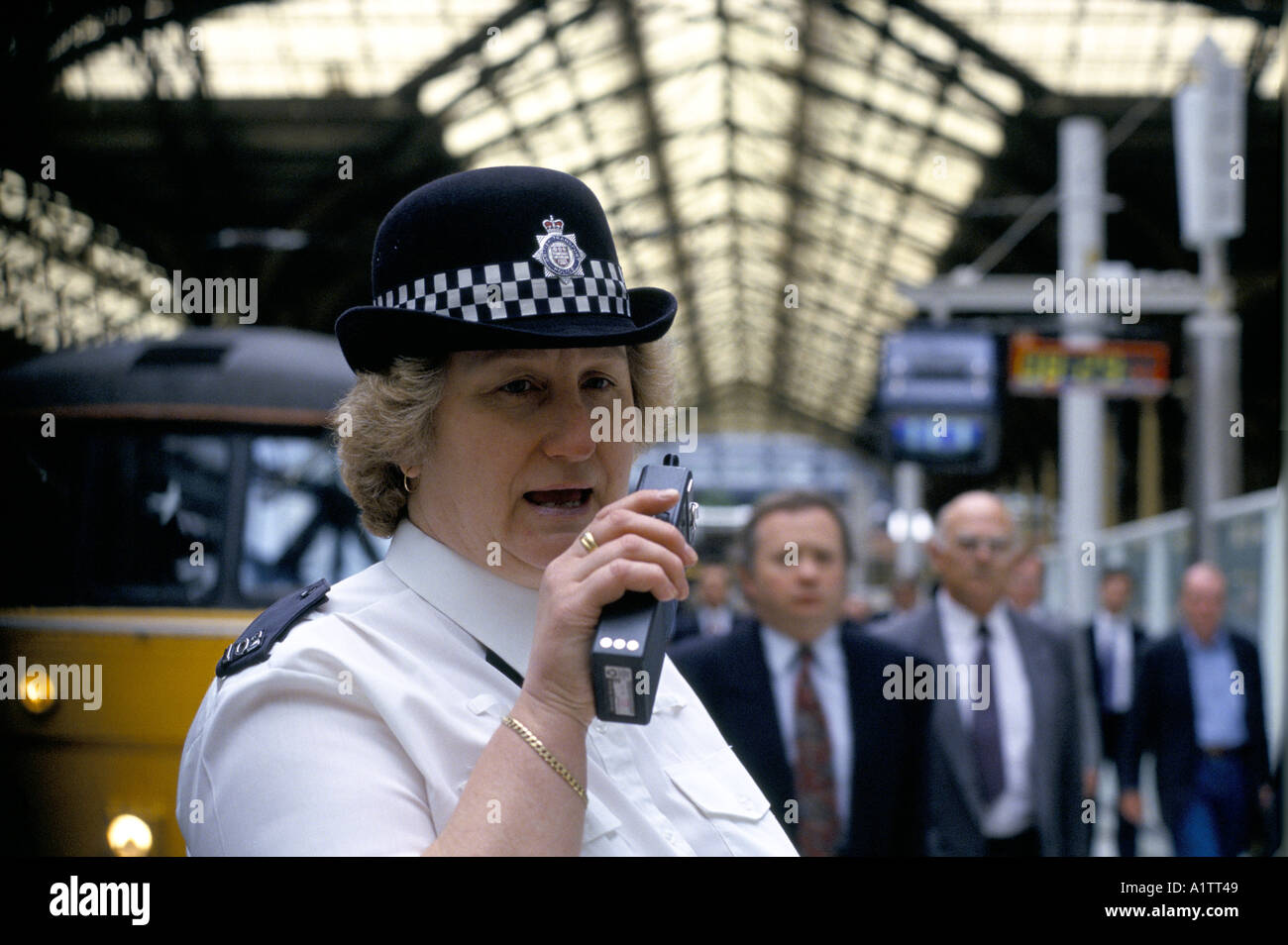 La POLICE BRITANNIQUE DES TRANSPORTS La gare de Liverpool Street PC SUE JAMES Banque D'Images