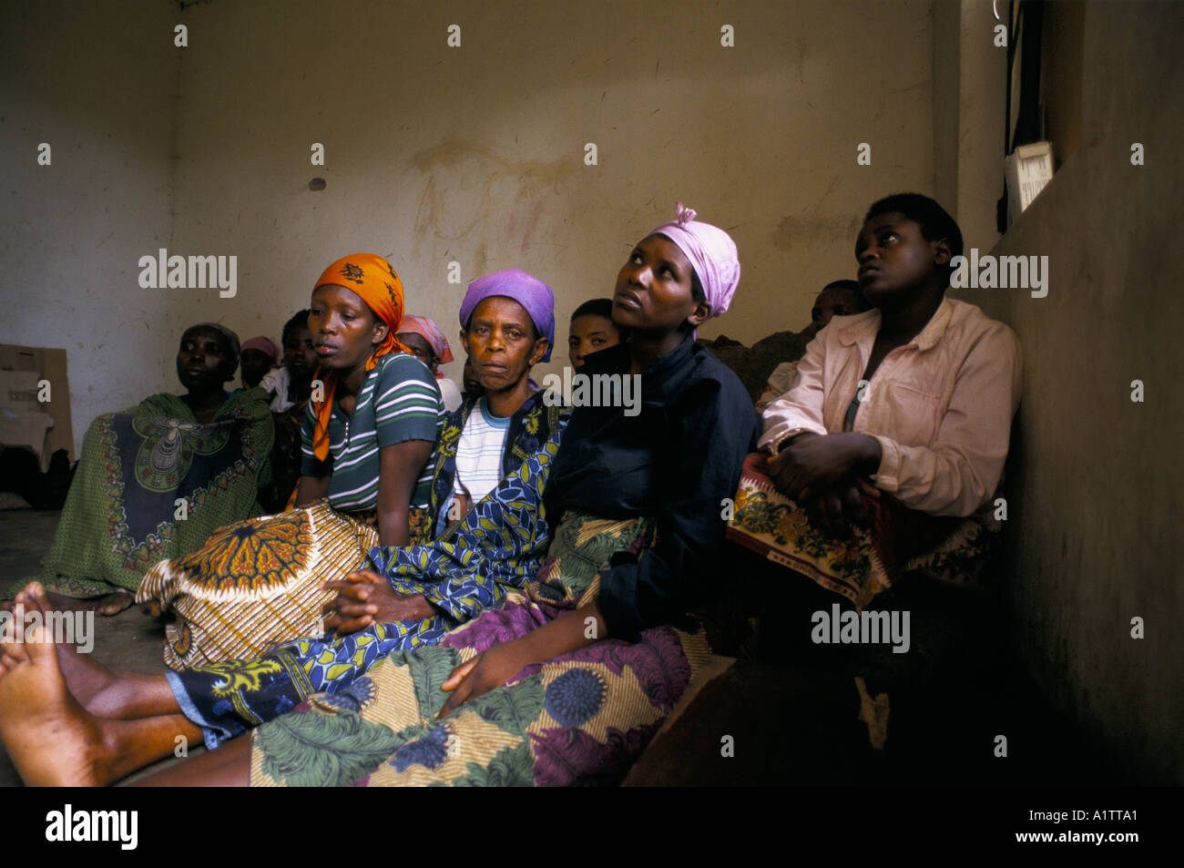 Les femmes ACCUSÉES DE PARTICIPATION AU GÉNOCIDE, au cachot de la prison temporaire) Rwanda 1995 Banque D'Images