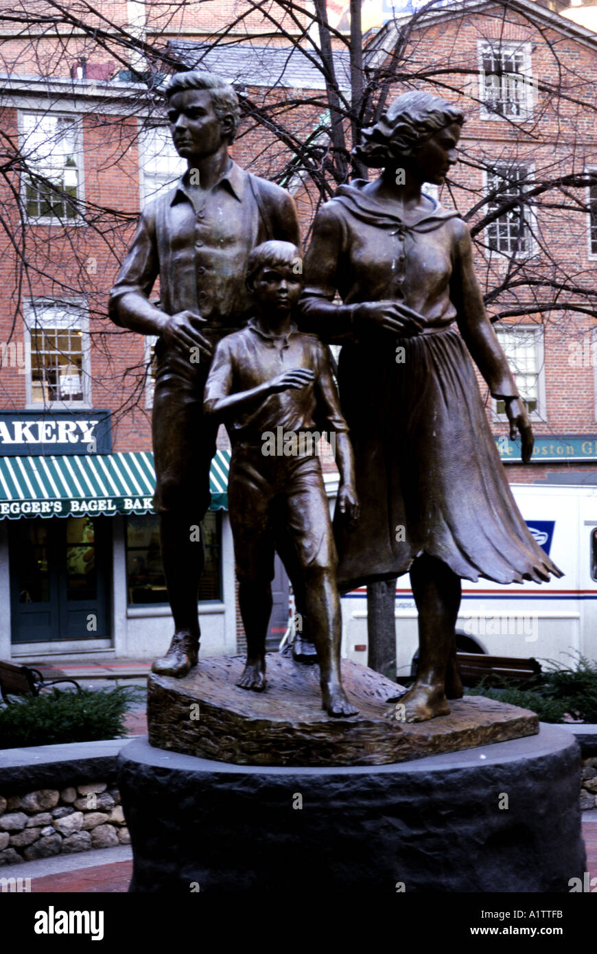 Groupe en bronze (père, mère et enfant) COMMÉMORATION DE LA GRANDE FAMINE irlandaise des années 1840 dans une rue de Boston USA Banque D'Images