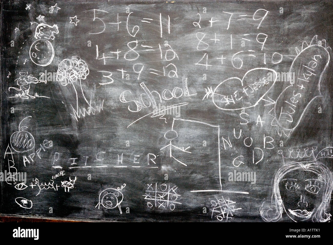 Les élèves le gribouillage sur tableau noir pendant la récréation Banque D'Images