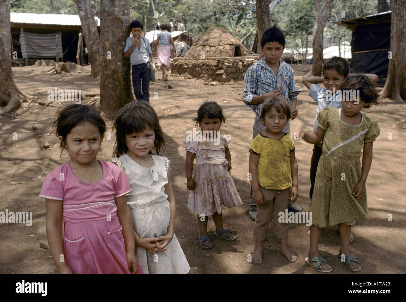 Groupe d'enfants sales à l'extérieur de SHACK MAISONS DANS STA MARTHA Banque D'Images