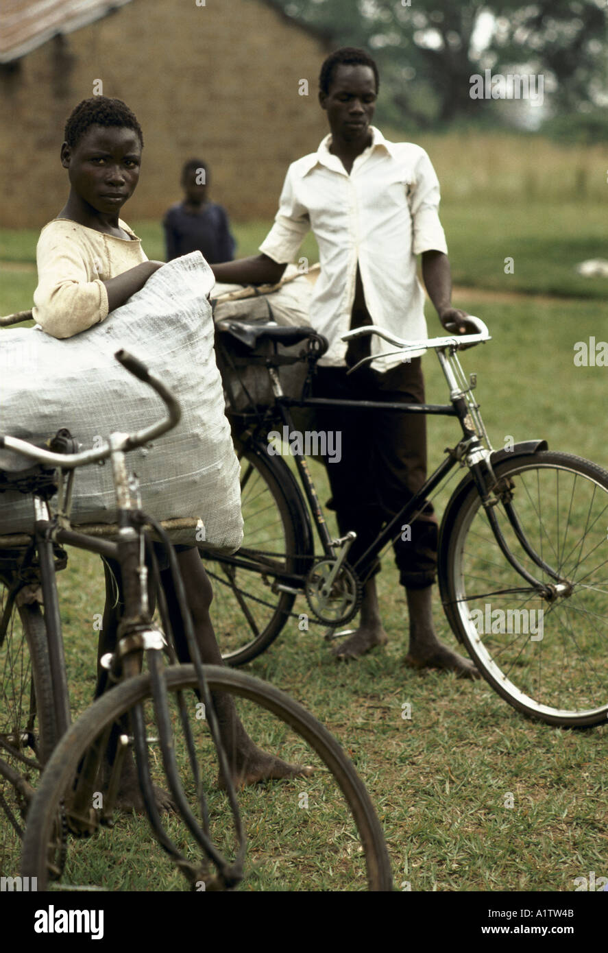 Les vendeurs de charbon de bois AVEC DES BICYCLETTES KUMI OUGANDA Banque D'Images