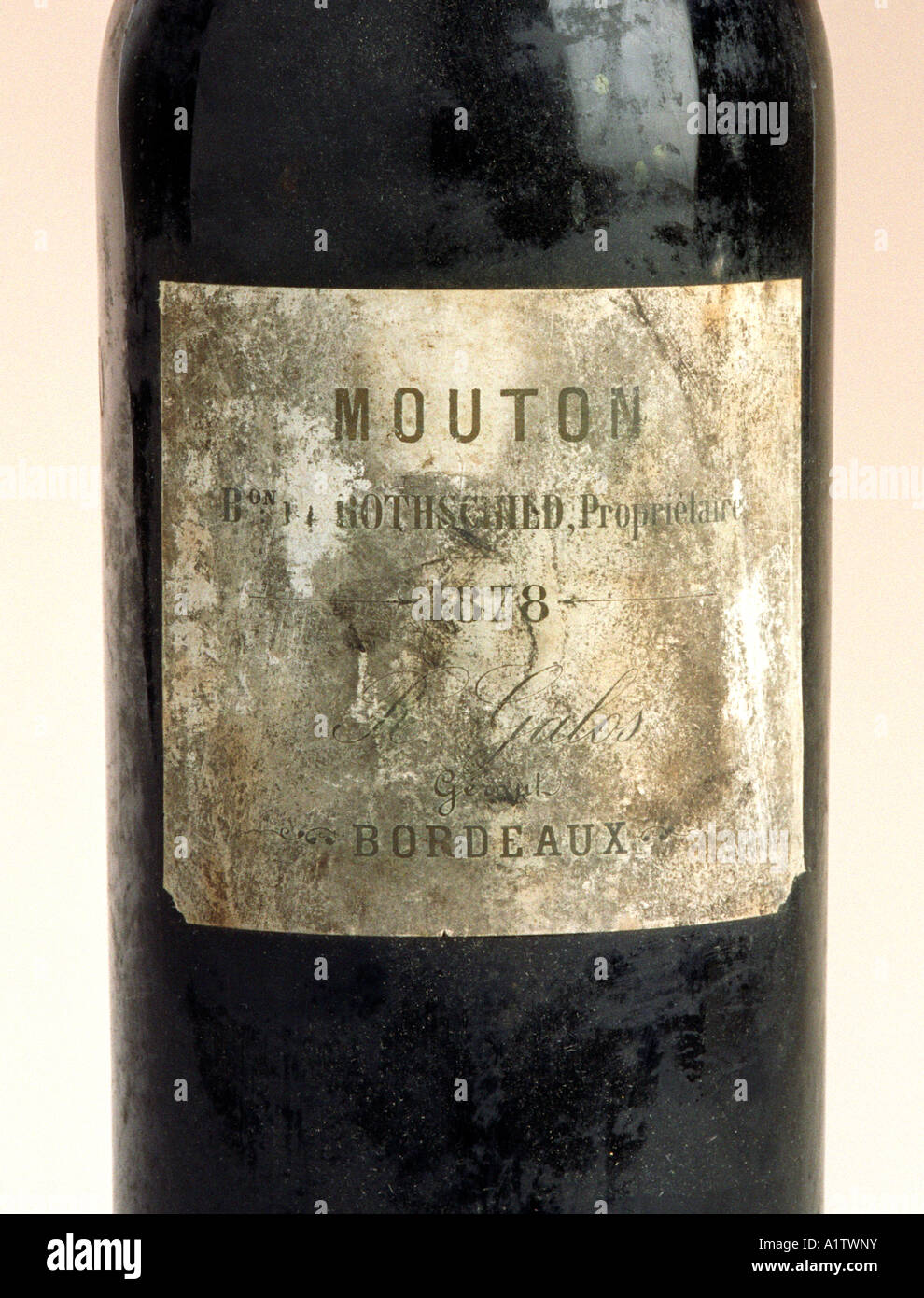 L'étiquette sur une très rare bouteille de Mouton Rothschild 1878 Vin rouge de la région de Bordeaux Banque D'Images