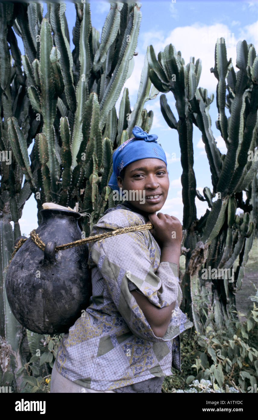 Femme à la collecte de l'eau , AVEC POT EN ARGILE LIÉ SUR SON DOS1994 Banque D'Images
