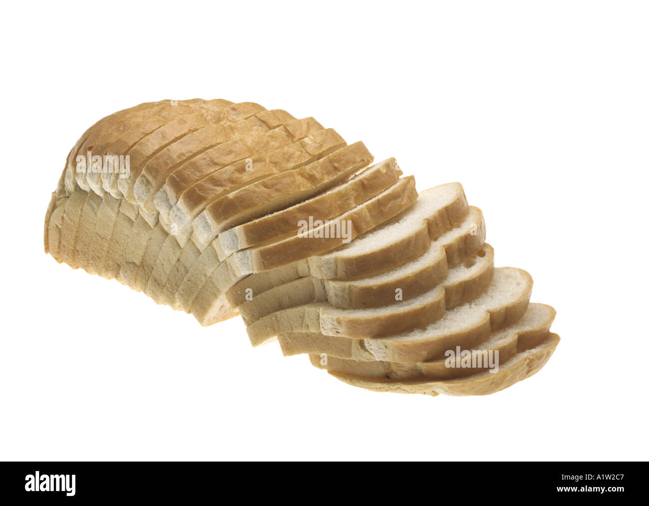 Tranches de miche de pain maison se découpant sur fond blanc Banque D'Images