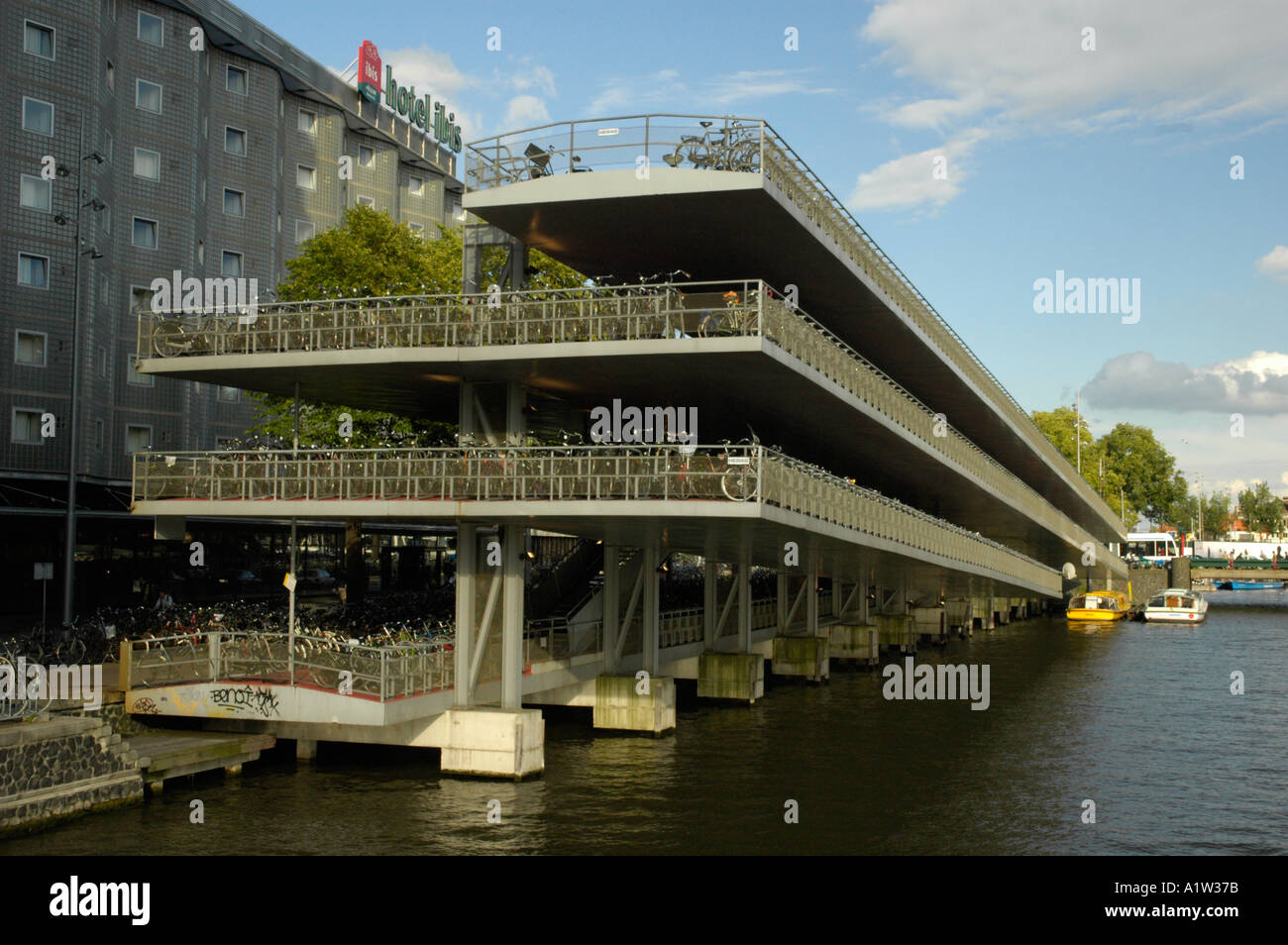 Un grand logement location park par la gare centrale d'Amsterdam aux Pays-Bas Banque D'Images