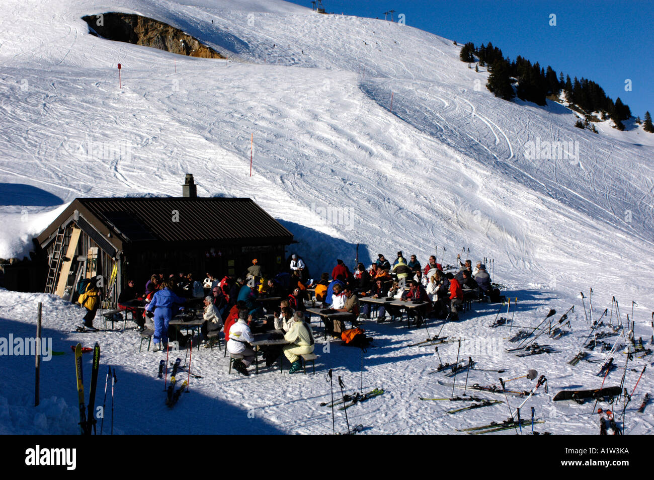 Skieurs et planchistes dans un restaurant de la station de ski des Portes du soleil Banque D'Images