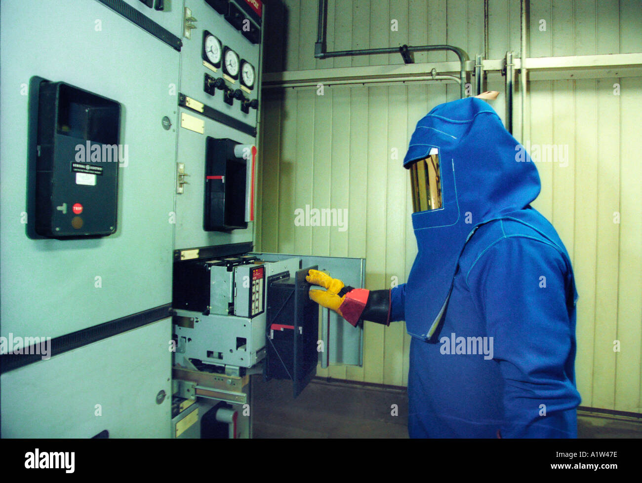 Électricien travaille sur un équipement haute tension à l'usine de montage d'automobiles Banque D'Images