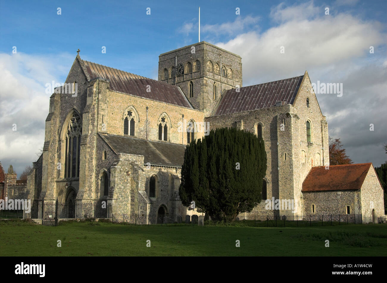 L'Abbaye de St Croix, Winchester, Hampshire, Angleterre montrant l'église et arbres d'automne en fin d'après-midi du soleil. Banque D'Images