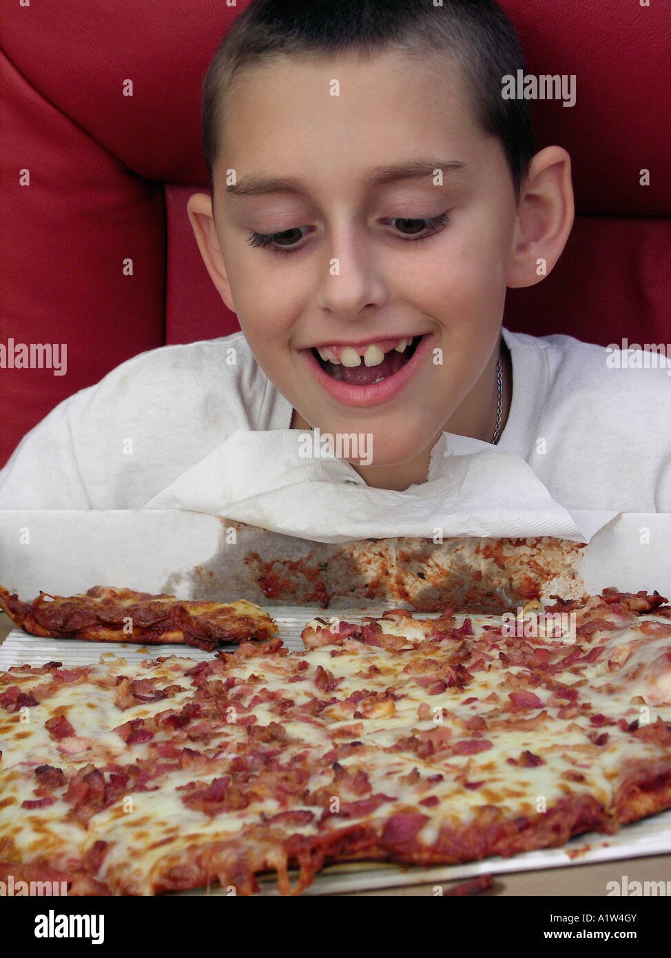 Prêt à manger une pizza Banque D'Images