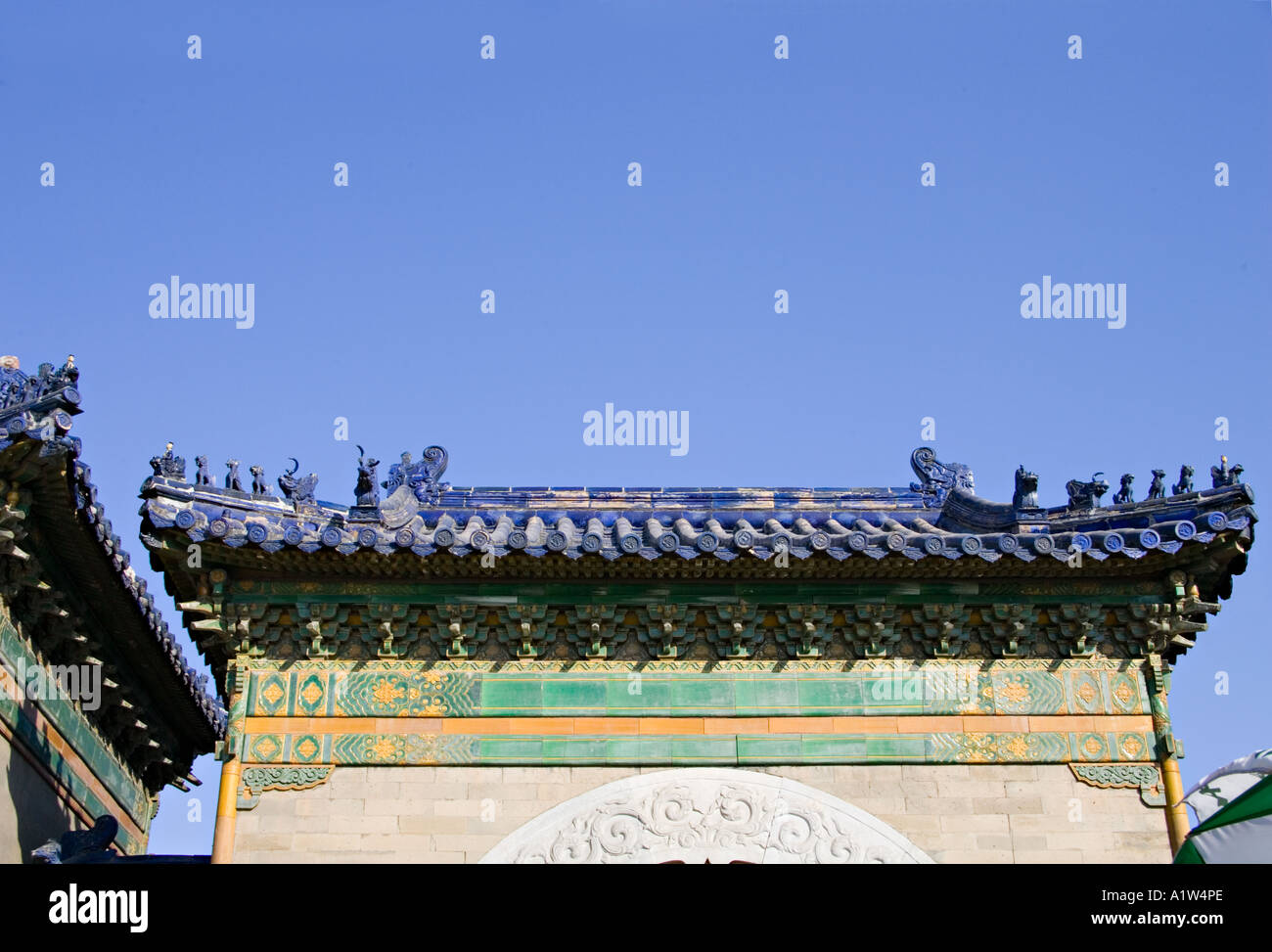 Chine Pékin Le Temple du Ciel La salle de prière pour les bonnes récoltes Détail des tuiles peintes en bleu clair contre un ciel bleu Banque D'Images