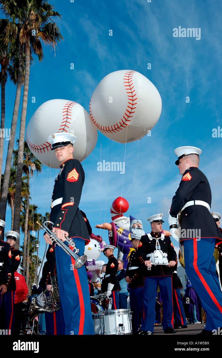 U S Marines Band prêt à mars dans la baie Big Balloon Parade San Diego